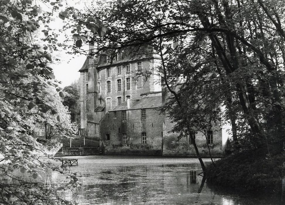 vue partielle du château dans son environnement depuis le Nord