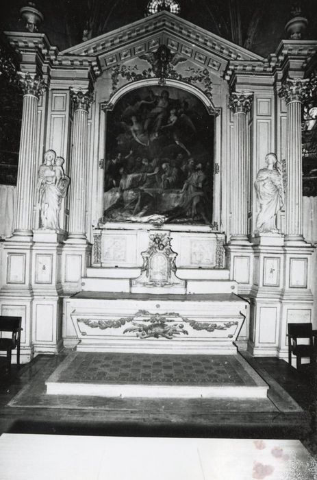 maître-autel, retable, tabernacle, tableau : Assomption (l'), statues : Vierge à l'Enfant, sainte Gèmme