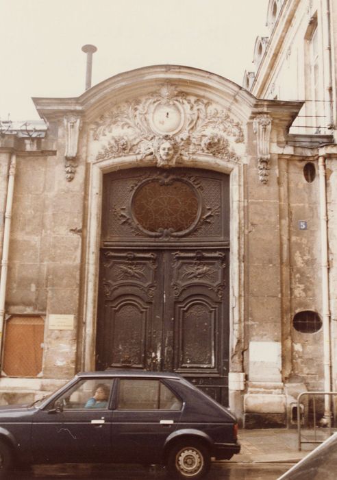 portail monumental sur la rue Béranger