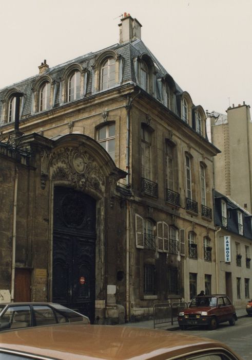 portail monumental sur la rue Béranger