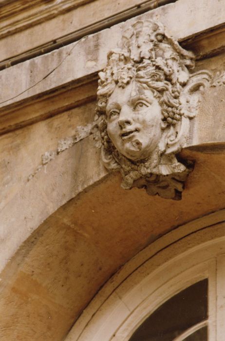 façades sur cour à l’Est, détail d’un mascaron