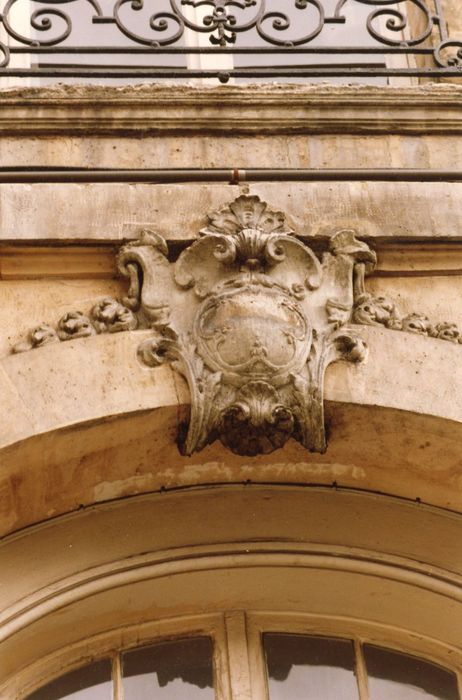 façades sur cour à l’Est, détail d’un mascaron