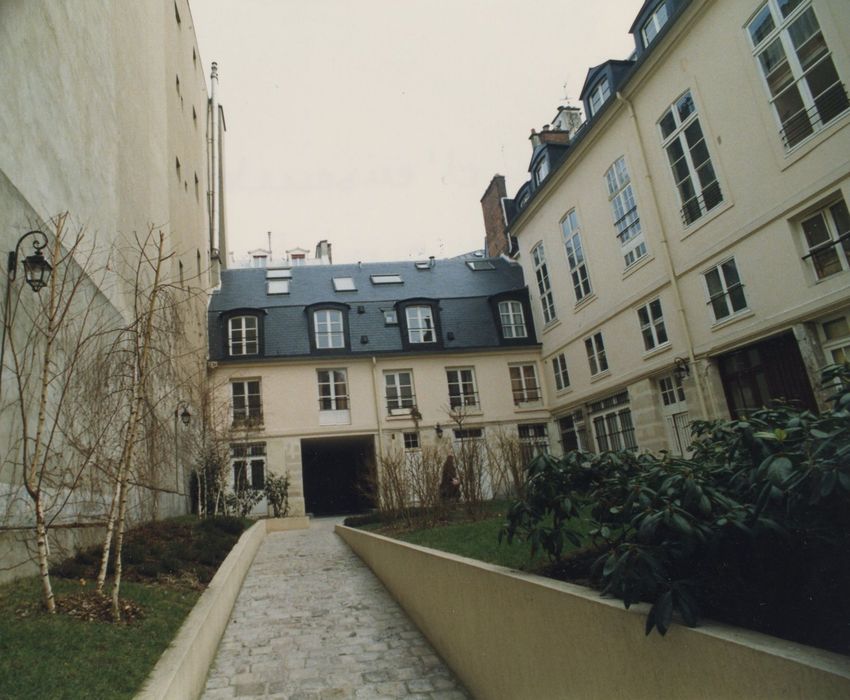 façades sur cour, vue partielle