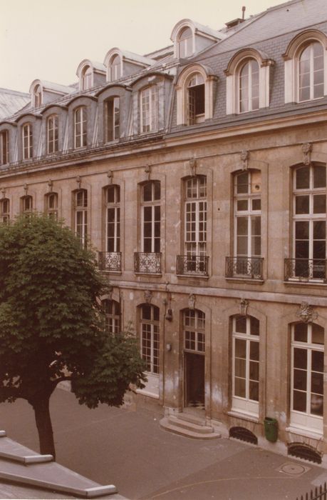 façade sur cour, vue partielle