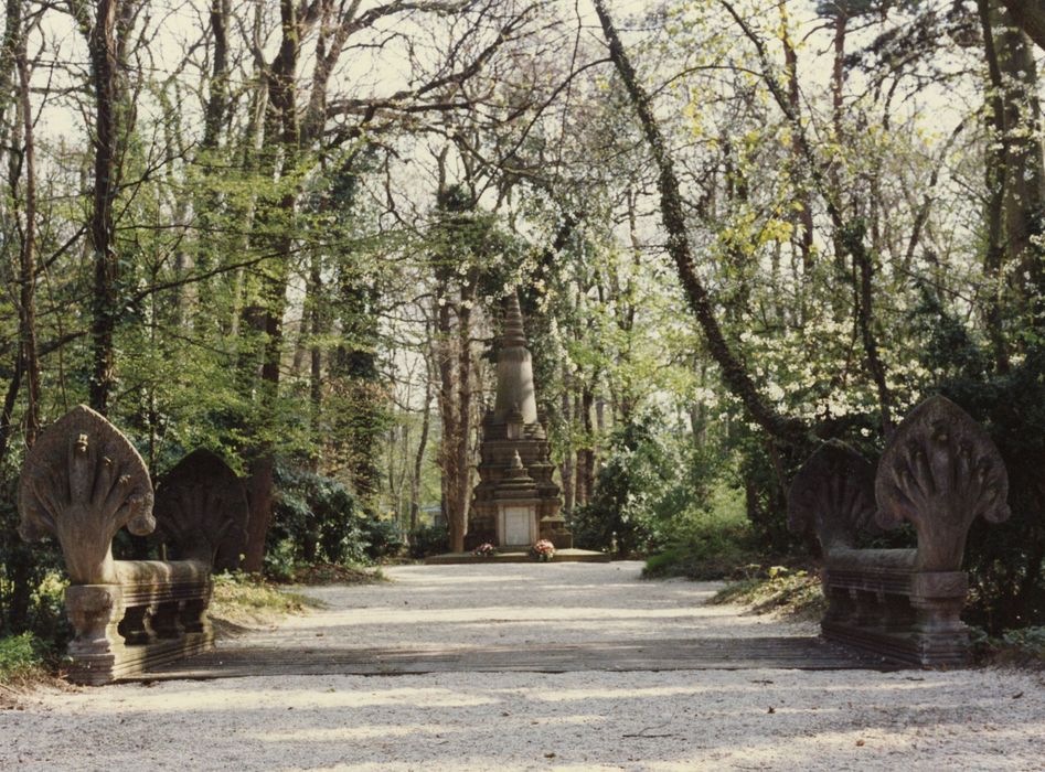 pont kmer et monument funéraire aux morts cambodgiens et laotiens