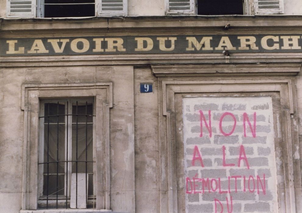 façade sur rue, vue partielle