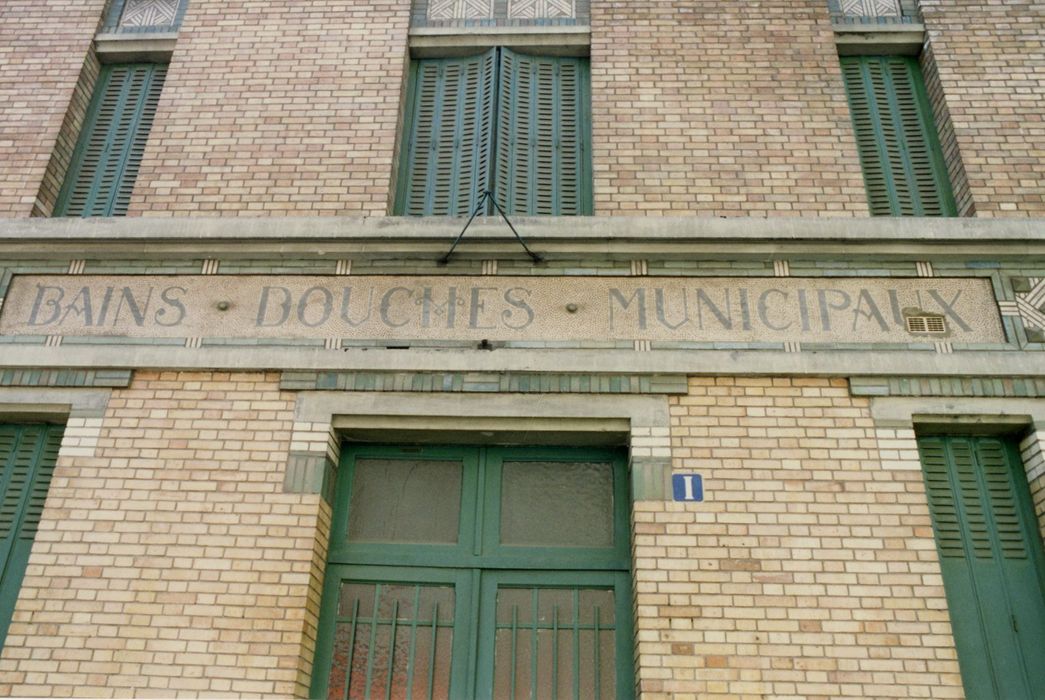 façade sur la rue Pierre Girard, bâtiment des bains-douches, détail