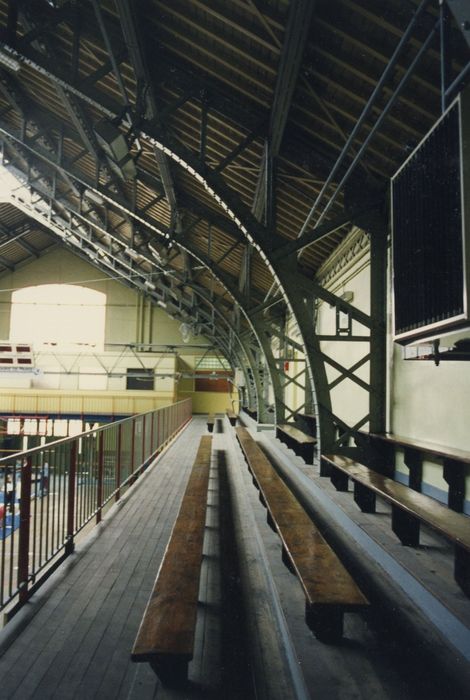 gymnase, vue partielle des tribunes