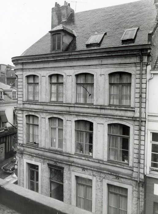 façade sur la rue des Fossés, vue partielle