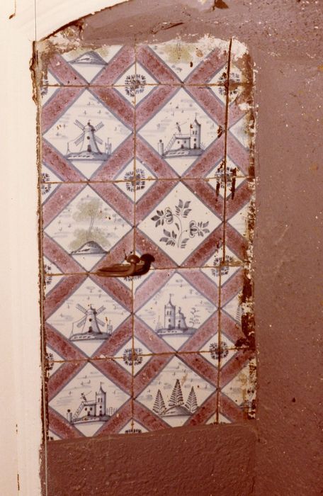 1er étage, chambre, détail des carreaux de céramique de la cheminée