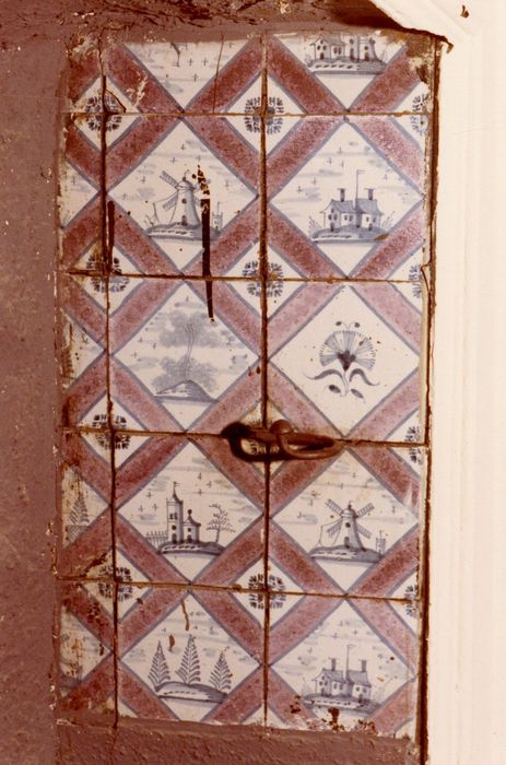 1er étage, chambre, détail des carreaux de céramique de la cheminée