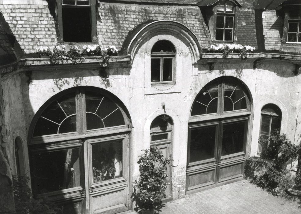 façade des écuries sur cour