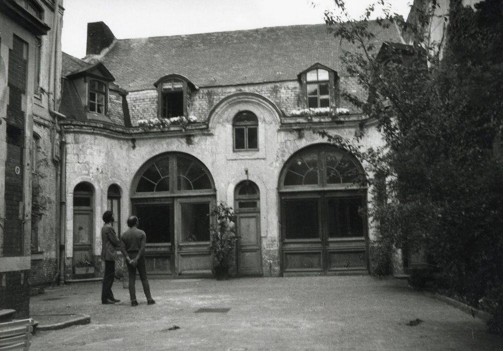 façade des écuries sur cour