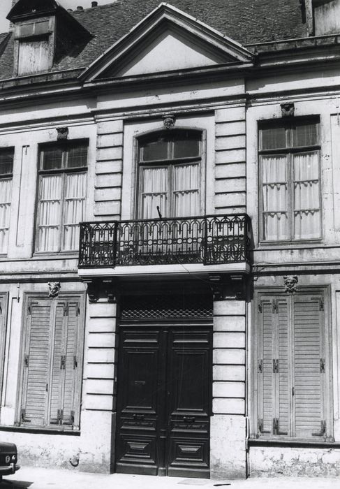 façade sur rue, vue partielle