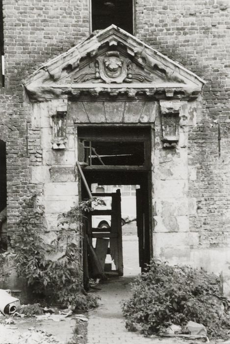 porte d’accès sur cour