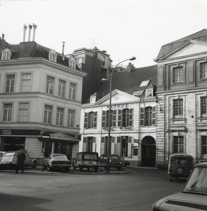 vue générale de la façade sur rue dans son environnement urbain