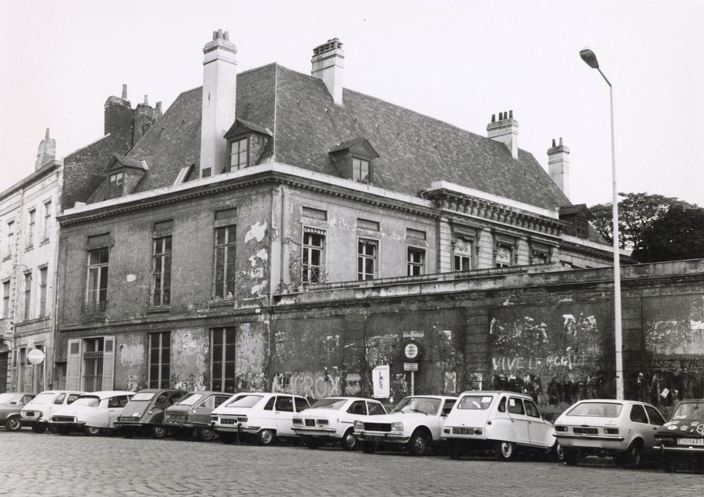 vue générale des façades depuis la place de l’Arsenal