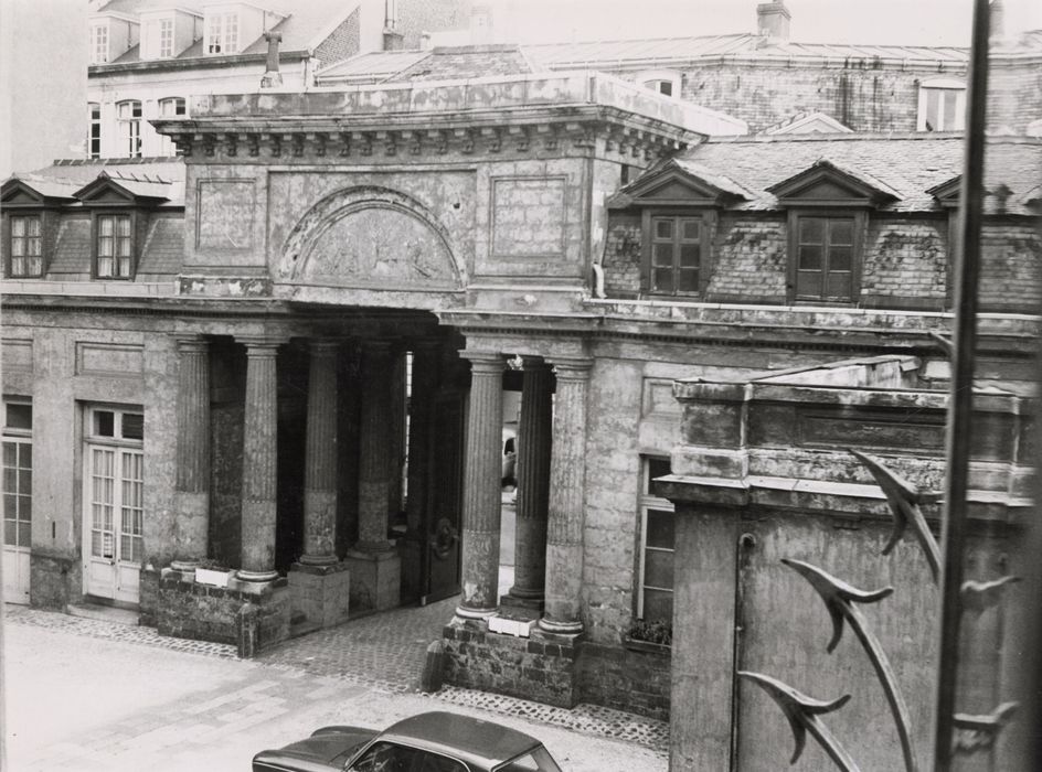 aile sur rue, façade sur la cour d’honneur, vue partielle