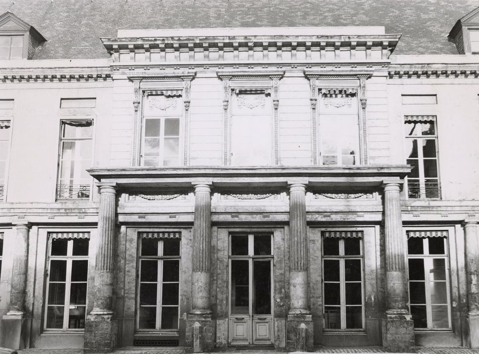 façade antérieure sur la cour d’honneur, vue partielle