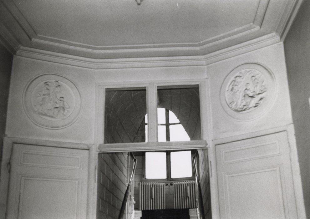 vestibule, vue partielle des décors