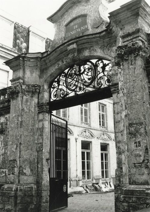 portail monumental sur rue d’accès à la cour d’honneur