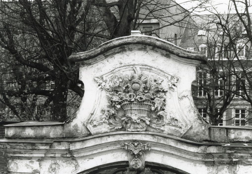 portail monumental sur rue, détail du couronnement au revers