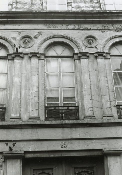 façade sur rue, vue partielle