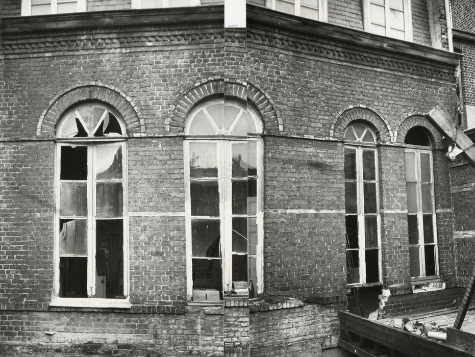 façade sur cour, vue partielle