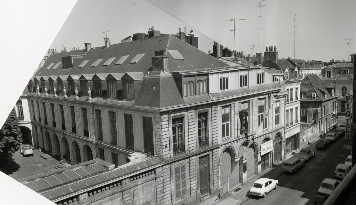 vue partielle des façades depuis l’immeuble faisant face rue du Lombard