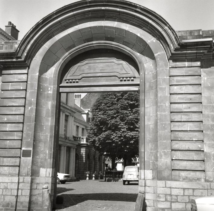 portail d’accès monumental sur rue à la cour d’honneur