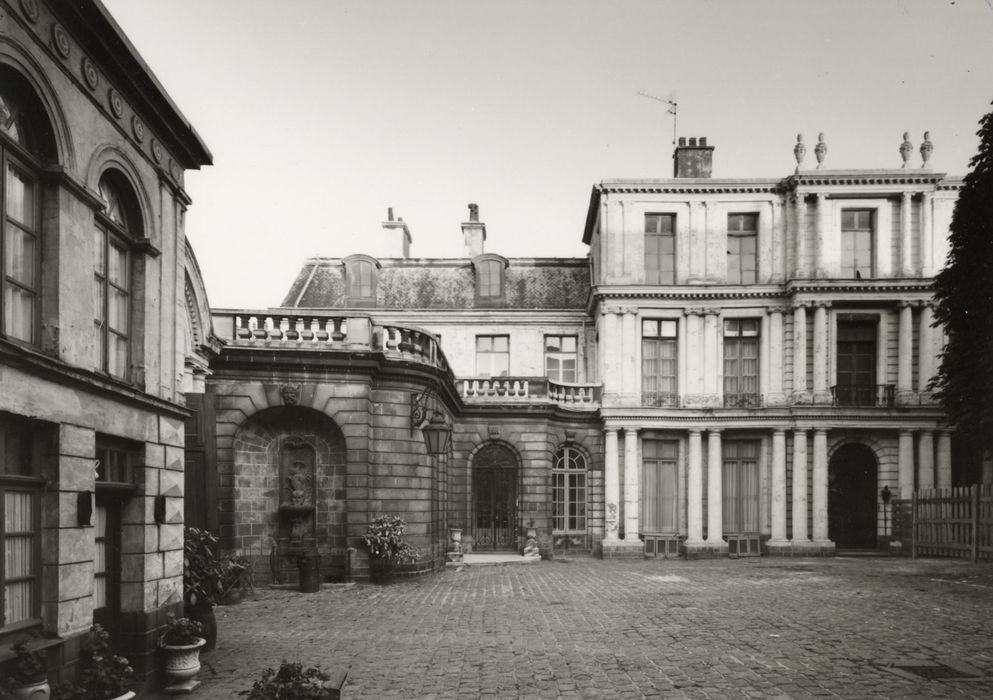 façades sur cour, vue partielle