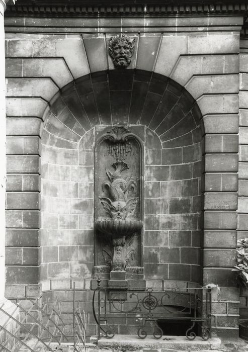 fontaine au dauphin