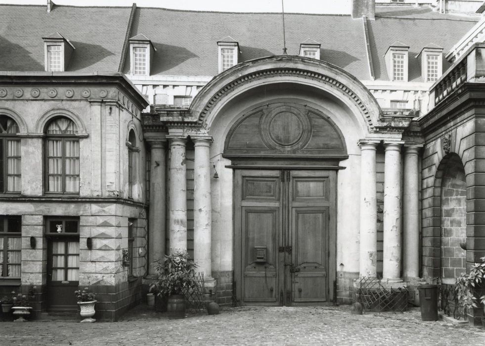 revers du portail d’accès monumental sur rue