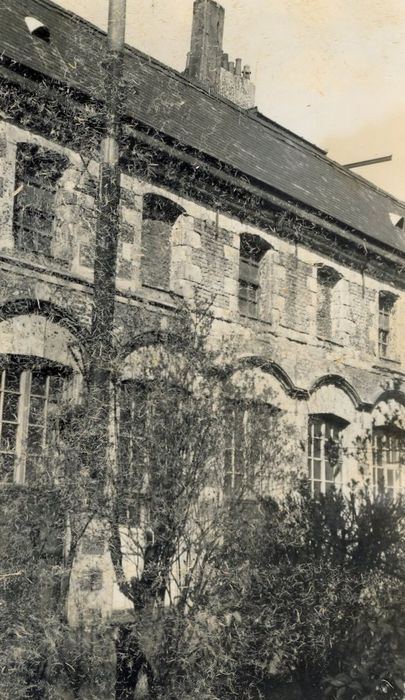 façade sur cour, vue partielle