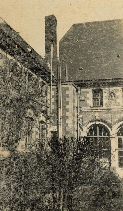 façade sur cour, vue partielle