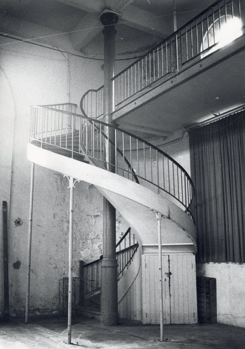 escalier d’accès à la tribune