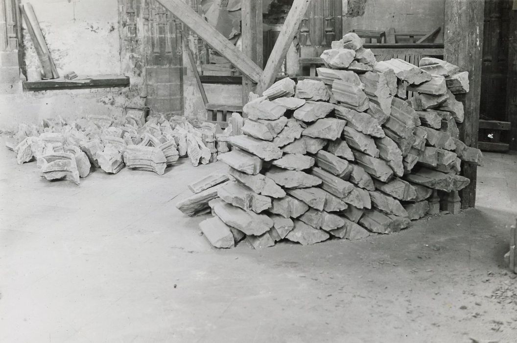 fragments lapidaires : Éléments de fenestrage trouvés dans la maçonnerie bouchant le premier grand fenestrage à droite de la salle du Conclave