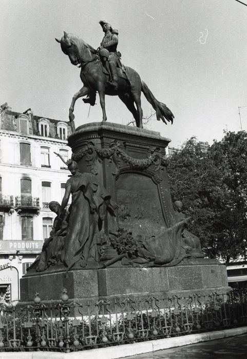 vue générale de la statue