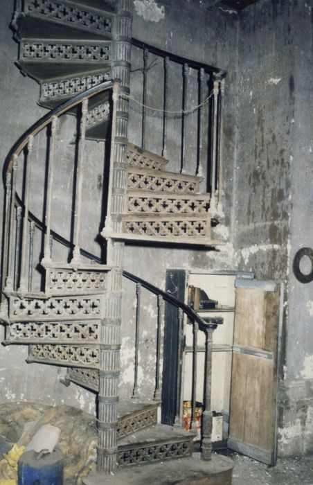 rez-de-chaussée, salle des machines, escalier d’accès à la galerie des balanciers