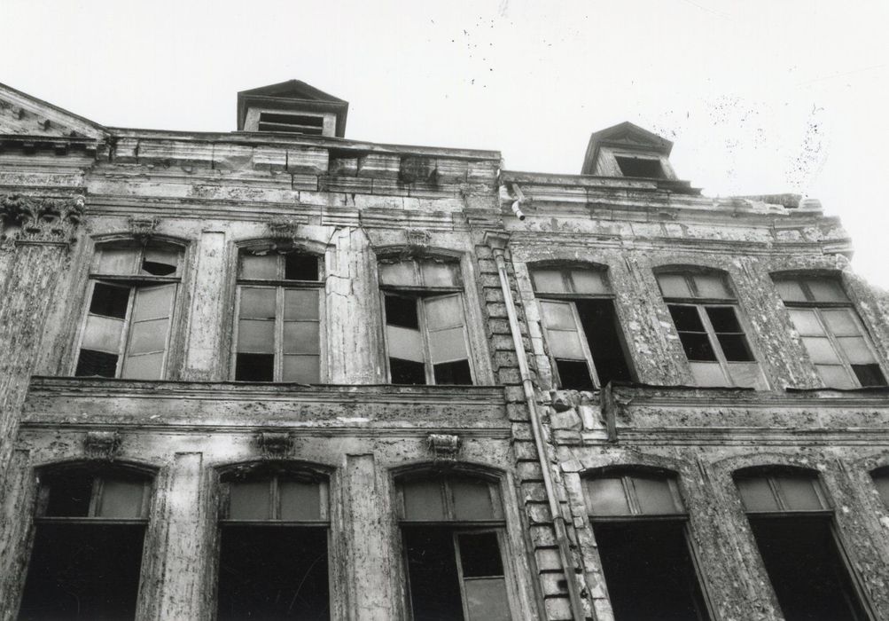 façade sur rue, vue partielle