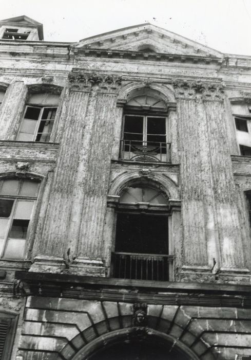 façade sur rue, avant-corps central