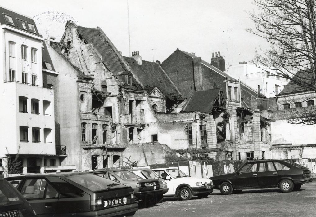 vue partielle du bâtiment dans son environnement urbain