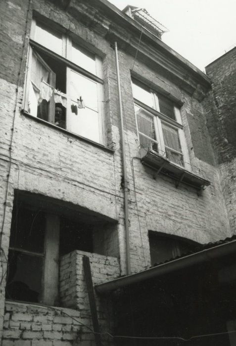 façade sur cour, vue partielle