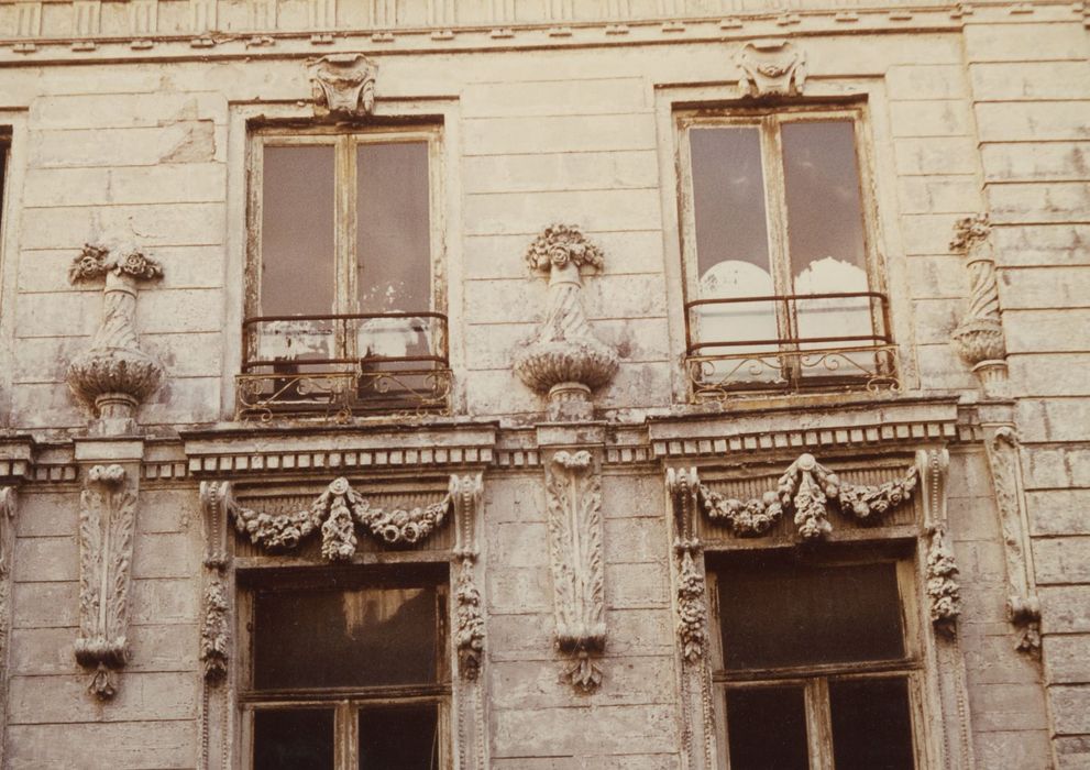 façade sur rue, détail des décors