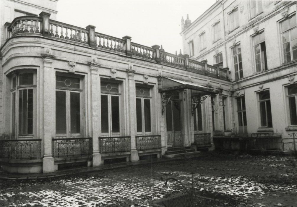 cour, aile est, façade sur cour