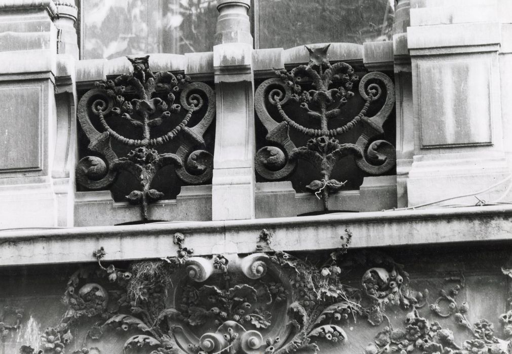 façade sur rue, détail des décors