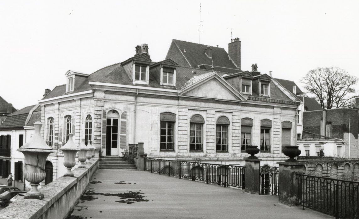 façades sur jardin depuis la terrasse, vue partielle