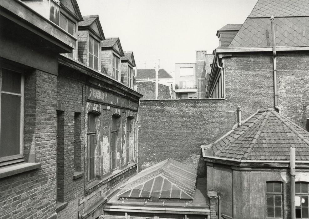 façade sur cour, vue partielle