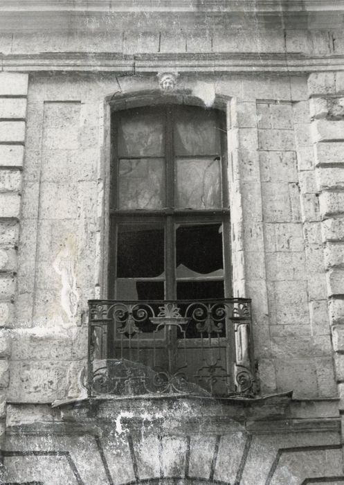 façade sur rue, fenêtre du 1er étage