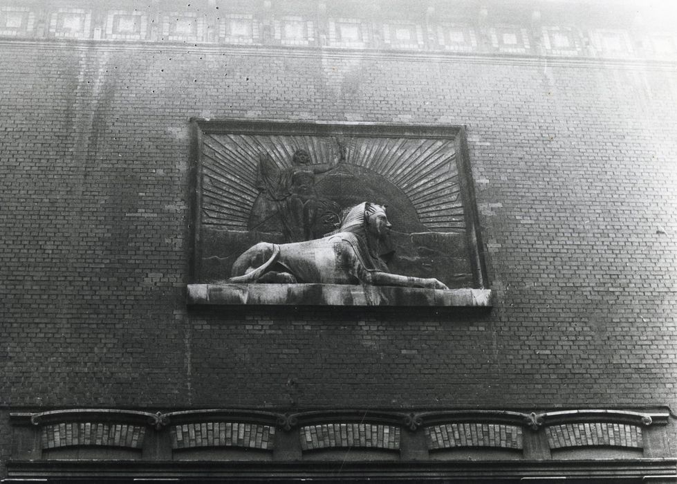 façade sur rue, haut-relief